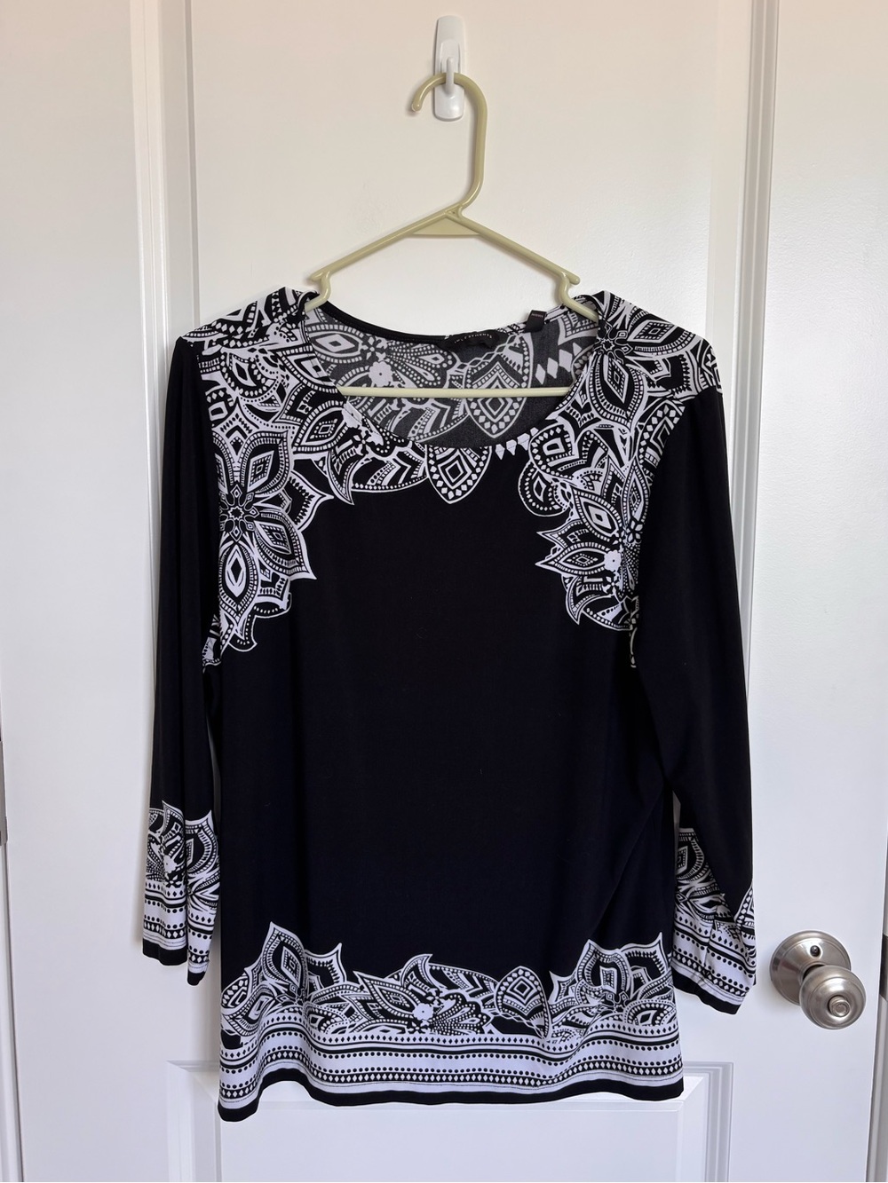 Investments Black & White Printed Long-Sleeve Top